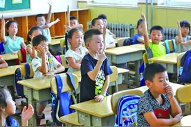 小萌娃入校学习自理样样行 老师感慨：你们真棒图片