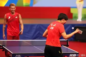李晓霞手机当球拍PK林丹，香港上演关公战秦琼图片