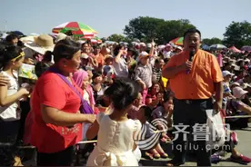 山东《综艺大篷车》携手众明星走进烟台龙口图片