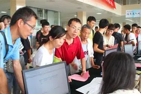 话题｜大学新生报到，你支持家长陪同吗？图片