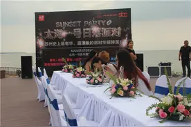 美女豪车一个不能少 奢华派对空降苏城图片