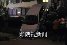 倒车开到别人车顶上 盘点"车技"逆天的女司机图片