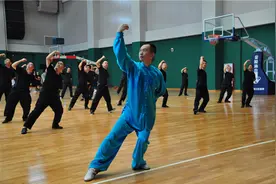 民警习练古本易筋经十二势导引法图片