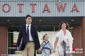 加拿大总理携妻女乘专机前往中国访问并出席G20峰会图片