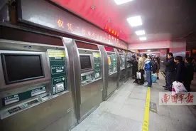 南宁火车站人工服务窗排长队 自动售票机半数罢工图片