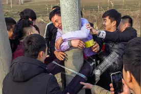 山东上演婚闹新郎被绑电线杆 胶带缠满身遭好友恶搞图片