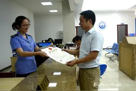 仓山颁首张外企营业执照　市民：家门口就能办好图片