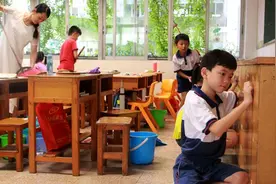 佛山美女当街人工呼吸抢救建筑工图片
