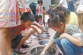 抓泥鳅 你1分钟能抓几条？图片