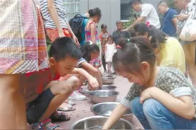 抓泥鳅 你1分钟能抓几条？图片