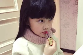 女儿偷偷模仿麻麻时，总有趣事发生图片