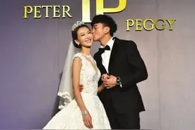 大婚现场何润东为妻拍照 引得现场欢呼声连连图片