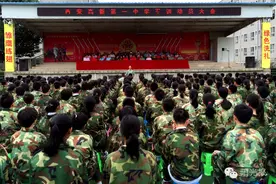 前方高能预警，发现教官和零零后小鲜肉，一大波现场图正在靠近图片