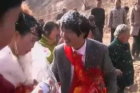 陕北农村结婚现场 新郎背新娘把家回 新郎乐翻了嘴图片