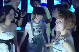 一群小太妹在酒吧玩，被一群小流氓调戏，结果悲剧了！视频封面