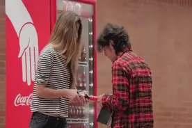 可口可乐新招：可口可乐瓶盖一个人打不开，必须要两个人才能打开