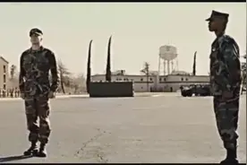 美国大兵军训，新兵迟到，教官惩罚的方式让人看到尴尬症犯了图片
