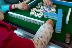 四大美女打麻将还吃瓜子，中间差点诈胡图片