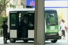 日本东京无人驾驶公交车！外形呆萌引人心动不已！视频封面