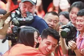 国乒男神送拥抱图片