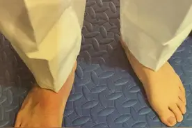 [TFBOYS][分享]160903 王俊凯暖男一枚：心疼淋在雨中的你们图片