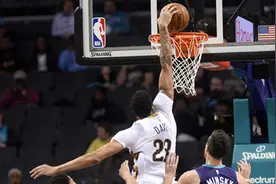 NBA十佳：浓眉变向过人暴扣 大帝钉板血帽 韦德胯下助攻图片