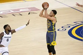 NBA十佳球：库里三分里程碑 哈登隔扣戈贝尔 字母哥战斧劈扣图片