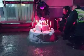 交警做雪蛋糕庆生 指示棒当蜡烛汽车呼啸像生日歌图片