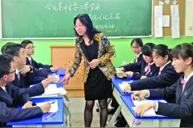 同学们亲切地称她“娟姐”图片