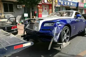 劳斯莱斯撞破护栏冲入反道撞击多辆车驾驶员身亡图片
