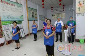 雨花斋里的银发义工图片