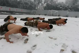 永康消防雪中赤膊训练 (图片