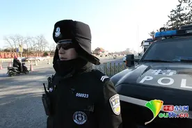 “黑衣人”值守街头 特警守卫寒冬京城图片