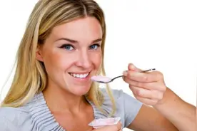 酸奶比牛奶贵很多，它到底比牛奶好在哪里呢？看完涨知识了视频封面