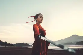 小说：被囚禁在密室，他想自杀，自杀前才发现隔壁还关着1个怪人图片