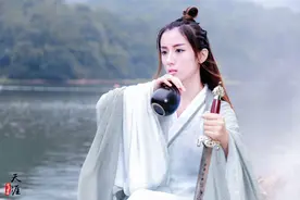 小说：路边的茶楼，人影错落，楼上传来，两三声吆喝图片