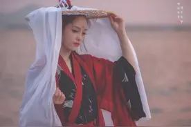 小说：宗门新手探险，发现瀑布，水流跳动着蓝色光芒，宛如宝石图片