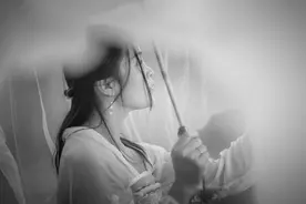 小说：老头殴打少女，街头引众人围观，竟无一人劝架！图片