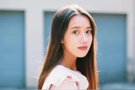 小说：“因为谁？你可以告诉我，你心中的人是谁吗？”图片