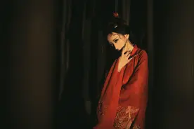 小说：雌少雄多的世界里，她一打开直播，直播间瞬间炸裂疯了！图片