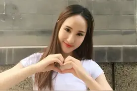 美女主播大盘点：斗鱼爱弹钢琴的卷卷图片
