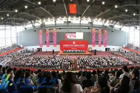 中国药大新生开学:新生因武侠小说结缘药大 37岁“激情”讲师获10万元奖教金图片