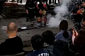 大师赤脚走烧红的铁板，不是亲眼所见真不敢相信，牛牛牛视频封面