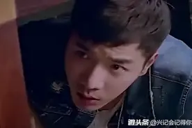 躲在美女上司桌底下，无意中看到了上司的隐私，男子趴在桌下不动视频封面