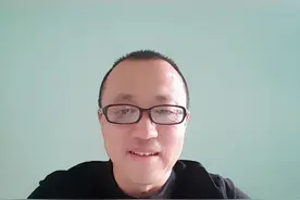 同时谈了多个女朋友，导致精神错乱咋办？管奎令：精神是好事儿！视频封面