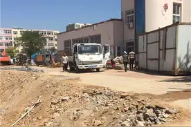 青岛61中扩建噪音扬尘扰民 环保局要求其整改图片