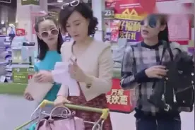 三姐妹去商场刷老爸银行卡，输入密码时，却发现一个大秘密
