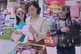 三姐妹去商场刷老爸银行卡，输入密码时，却发现一个大秘密