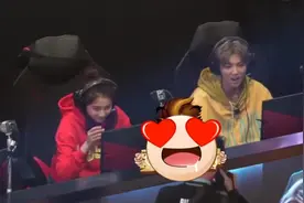 鹿晗关晓彤情侣装合体亮相吃鸡，鹿嫂位子坐得稳稳的