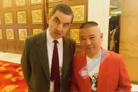 德纲与憨豆合影动作搞笑 章子怡留言送表情给憨豆图片